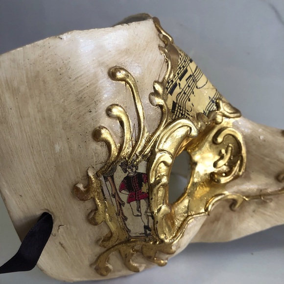 Gorgeous masquerade mask with long protruding nose, and beautiful gold details. - Picture 3 of 7